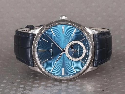 Title: Master Ultra Thin Moon Enamel
Brand: Jaeger-LeCoultre
Model: Ultra Thin Moon Enamel WG
Ref: Q13635E1
Category: Dress
Diameter: 39mm
Functions: Dato, Månefase
Year: 2020
Price: 330000
Condition: undefined
Dial Color: Blå
Strap: Læder
Case material: Guld
Gender: Herre
Match: 100.0%
Billedet er ejet af Chrono (101322) Et Jaeger-LeCoultre ur