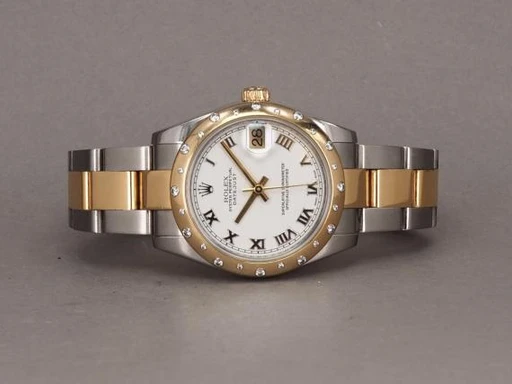 Title: Datejust - Midsize - 178343 - Diamond
Brand: Rolex
Model: Datejust 31 18K
Ref: 178343
Category: Dress
Diameter: 31mm
Functions: Dato
Year: 2013
Price: 76000
Condition: 8.0
Dial Color: Hvid
Strap: Metal
Case material: Guld
Gender: Unisex
Match: 100.0%
Billedet er ejet af Chrono (492623) Et Rolex ur