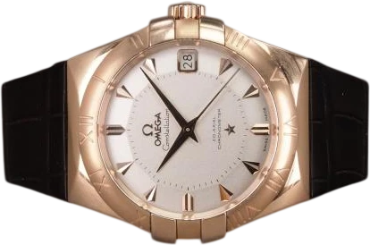 Title: Constellation “1952” 18K Sedna™ Limited
Brand: Omega
Model: Constellation Co-Axial “1952” 18K Limited Edition
Ref: 123.53.38.21.02.001
Category: Dress
Diameter: 38mm
Functions: Dato
Year:
Price: 69000
Condition: 8.0
Dial Color: Sølv
Strap: Læder
Case material: Guld
Gender: Herre
Match: 100.0%
Billedet er ejet af Chrono (501668) Et Omega ur