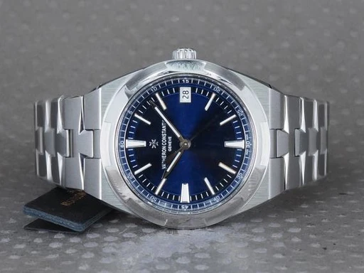 Title: Overseas 4500V - Mint
Brand: Vacheron Constantin
Model: Overseas Self-Winding
Ref: 4500V/110A-B128
Category: Sport
Diameter: 41mm
Functions: Dato
Year: 2022
Price: 250000
Condition: undefined
Dial Color: Blå
Strap: Metal
Case material: Stål
Gender: Herre
Match: 100.0%
Billedet er ejet af Chrono (101237) Et Vacheron Constantin ur