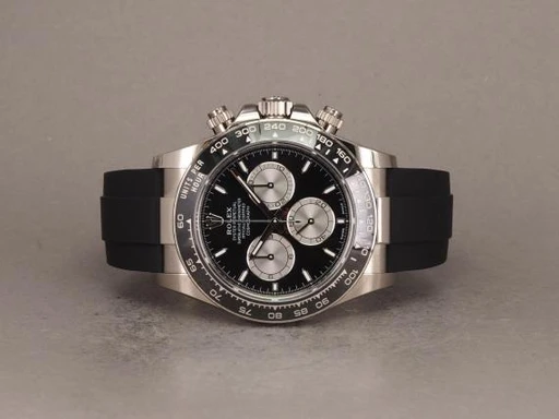 Title: Daytona 126519LN WG - 3/2025
Brand: Rolex
Model: Daytona White Gold
Ref: 126519LN-0006
Category: Racing
Diameter: 40mm
Functions: Kronograf
Year: 2025
Price: 310000
Condition: undefined
Dial Color: Sort
Strap: Gummi
Case material: Guld
Gender: Herre
Match: 100.0%
Billedet er ejet af Chrono (151624) Et Rolex ur