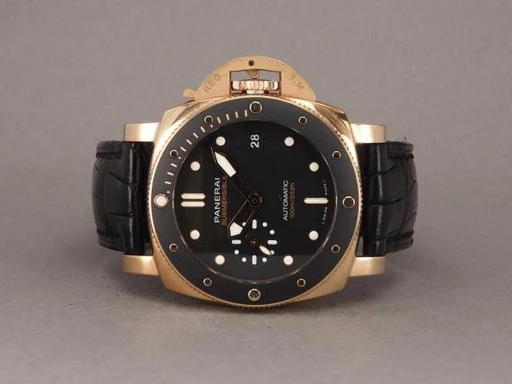 Title: Submersible Goldtech PAM00974 (New)
Brand: Panerai
Model: Submersible Goldtech™
Ref: PAM00974
Category: Dykker
Diameter: 42mm
Functions: Dato
Year: 2021
Price: 125000
Condition: undefined
Dial Color: Sort
Strap: Læder
Case material: Guld
Gender: Herre
Match: 100.0%
Billedet er ejet af Chrono (317673) Et Panerai ur