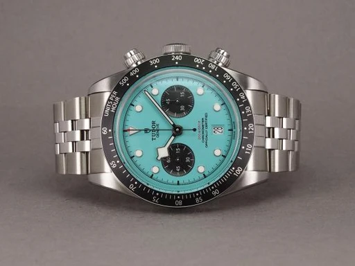 Title: Black Bay Chrono "Flamingo Blue" 790360N (New)
Brand: Tudor
Model: Black Bay Chrono "Flamingo Blue"
Ref: M79360N-0024
Category: Sport
Diameter: 41mm
Functions: Kronograf, Dato
Year: 2025
Price: 69000
Condition: undefined
Dial Color: Blå
Strap: Metal
Case material: Stål
Gender: Herre
Match: 100.0%
Billedet er ejet af Chrono (333804) Et Tudor ur