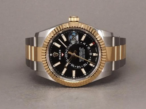 Title: Sky-Dweller 326933 - 7/2020
Brand: Rolex
Model: Sky-Dweller G/S
Ref: 326933
Category: Dress
Diameter: 42mm
Functions: GMT, Dato
Year: 2020
Price: 140000
Condition: undefined
Dial Color: Sort
Strap: Metal
Case material: Guld
Gender: Herre
Match: 100.0%
Billedet er ejet af Chrono (101047) Et Rolex ur