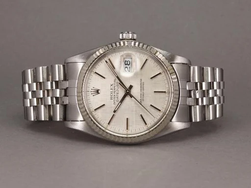 Title: Datejust 16014 - Linen skive (New)
Brand: Rolex
Model: Datejust
Ref: 16014
Category: Dress
Diameter: 36mm
Functions: Dato
Year: 1981
Price: 32000
Condition: undefined
Dial Color: Hvid
Strap: Metal
Case material: Stål
Gender: Herre
Match: 100.0%
Billedet er ejet af Chrono (452128) Et Rolex ur