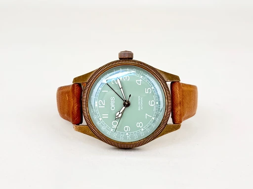 Title: Big Crown Pointer Date
Brand: Oris
Model: Big Crown Pointer Date
Ref: 7749
Category: Dress
Diameter: 36mm
Functions: Dato
Year: null
Price: 7299
Condition: undefined
Dial Color: Grøn
Strap: Læder
Case material: Andet
Gender: Herre
Match: 100.0%
Billedet er ejet af Chrono Collective (149147) Et Oris ur