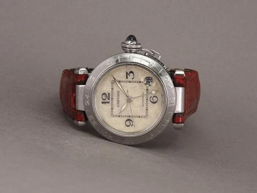 Title: Pasha GMT 2377
Brand: Cartier
Model: Pasha GMT
Ref: 2377
Category: Dress
Diameter: 36mm
Functions: GMT, Dato
Year: 2009
Price: 16000
Condition: undefined
Dial Color: Sølv
Strap: Læder
Case material: Stål
Gender: Unisex
Match: 100.0%
Billedet er ejet af Chrono (329851) Et Cartier ur