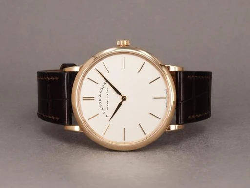 Title: Saxonia Thin 201.033
Brand: A. Lange & Söhne
Model: Saxonia Thin
Ref: 201.033
Category: Dress
Diameter: 37mm
Functions: Dato
Year: 2017
Price: 126000
Condition: undefined
Dial Color: Hvid
Strap: Læder
Case material: Guld
Gender: Herre
Match: 100.0%
Billedet er ejet af Chrono (100968) Et A. Lange & Söhne ur