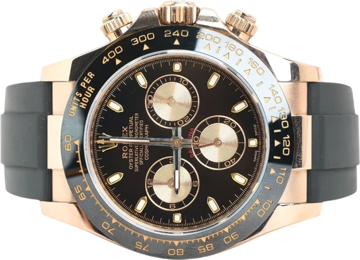 Titel: Daytona (Nyhed)
Mærke: Rolex
Model: Daytona
Ref.: 116515LN
Årgang:
Tilbehør:
Pris: 270.999 kr.
Diameter: 40mm
Funktioner: Kronograf
Skivefarve: Sort
Rem: Gummi
Kassemateriale: Guld
Kategori: Racing
Køn: Herre
Match: 100.0%
Billedet ejes af Chrono Collective (1149558) Et Rolex ur