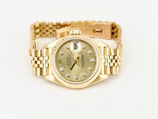 Title: Lady-Datejust
Brand: Rolex
Model: Lady-Datejust
Ref: 79178
Category: Dress
Diameter: 26mm
Functions: Dato
Year: 2000
Price: 88999
Condition: undefined
Dial Color: Gul
Strap: Metal
Case material: Guld
Gender: Dame
Match: 100.0%
Billedet er ejet af Chrono Collective (241269) Et Rolex ur