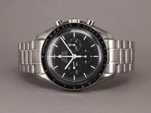 Title: Speedmaster Moonwatch - DK sæt (New)
Brand: Omega
Model: Speedmaster Professional Moonwatch
Ref: 3570.50.00
Category: Racing
Diameter: 42mm
Functions: Kronograf
Year: 2006
Price: 32000
Condition: undefined
Dial Color: Sort
Strap: Metal
Case material: Stål
Gender: Herre
Match: 100.0%
Billedet er ejet af Chrono (319694) Et Omega ur