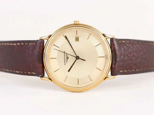 Title: Les Grandes Classiques
Brand: Longines
Model: Les Grandes Classiques
Ref: L4 677 2
Category: Dress
Diameter: 39mm
Functions: Dato
Year: 1997
Price: 2500
Condition: undefined
Dial Color: Gul
Strap: Læder
Case material: Stål
Gender: Herre
Match: 100.0%
Billedet er ejet af Chrono Collective (102392) Et Longines ur