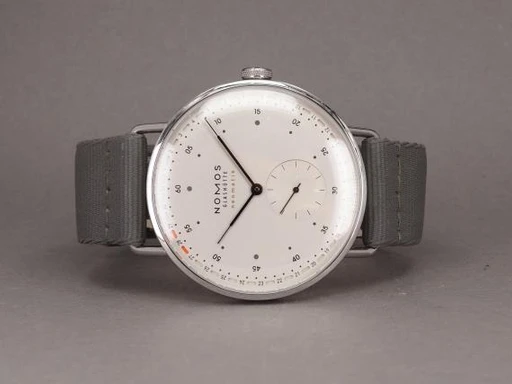 Title: Metro Neomatik 41 Update 1165
Brand: Nomos Glashütte
Model: Metro Neomatik 41 Update
Ref: 1165
Category: Dress
Diameter: 40mm
Functions: Dato
Year: 2022
Price: 20000
Condition: 8.0
Dial Color: Hvid
Strap: Andet
Case material: Stål
Gender: Herre
Match: 100.0%
Billedet er ejet af Chrono (508446) Et Nomos Glashütte ur