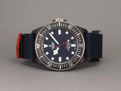 Title: Pelagos FXD Alinghi Red Bull Racing (New)
Brand: Tudor
Model: Tudor Pelagos FXD “Red Bull Racing Edition”
Ref: 25707KN
Category: Dykker
Diameter: 42mm
Functions: Dato
Year: 2023
Price: 22000
Condition: undefined
Dial Color: Sort
Strap: Stof
Case material: Andet
Gender: Herre
Match: 100.0%
Billedet er ejet af Chrono (443140) Et Tudor ur