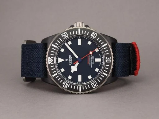 Title: Pelagos FXD Alinghi Red Bull Racing
Brand: Tudor
Model: Pelagos FXD Alinghi Red Bull Racing
Ref: M25707KN
Category: Dykker
Diameter: 42mm
Functions: Dato
Year: 2023
Price: 25000
Condition: undefined
Dial Color: Blå
Strap: Stof
Case material: Andet
Gender: Herre
Match: 100.0%
Billedet er ejet af Chrono (284607) Et Tudor ur