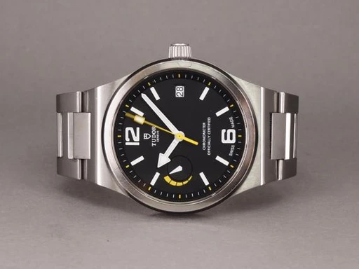 Title: North Flag 91210N - 11/2015
Brand: Tudor
Model: North Flag
Ref: 91210N
Category: Sport
Diameter: 40mm
Functions: Dato
Year: 2015
Price: 25000
Condition: undefined
Dial Color: Sort
Strap: Metal
Case material: Stål
Gender: Herre
Match: 100.0%
Billedet er ejet af Chrono (101155) Et Tudor ur