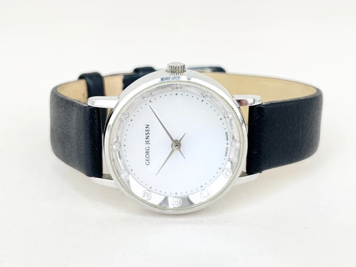 Title: Koppel Diamonds
Brand: Georg Jensen
Model: Koppel Diamonds
Ref: 424
Category: Dress
Diameter: 28mm
Functions:
Year: null
Price: 5499
Condition: undefined
Dial Color: Hvid
Strap: Læder
Case material: Stål
Gender: Dame
Match: 100.0%
Billedet er ejet af Chrono Collective (102383) Et Georg Jensen ur