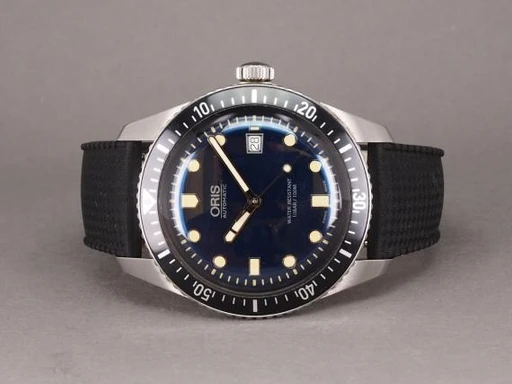 Title: Diver Heritage Sixty-Five
Brand: Oris
Model: Heritage Divers Sixty-Five
Ref: 733 7720 4055
Category: Dykker
Diameter: 42mm
Functions: Dato
Year: 2020
Price: 10500
Condition: undefined
Dial Color: Blå
Strap: Gummi
Case material: Stål
Gender: Herre
Match: 100.0%
Billedet er ejet af Chrono (101167) Et Oris ur