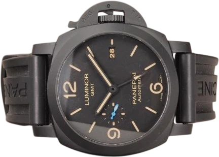 Titel: Luminor Ceramic 1950 3 Days PAM1441 (Nyhed)
Mærke: Panerai
Model: Luminor Ceramic 1950 3 Days PAM1441
Ref.: PAM01441
Årgang: 2022
Tilbehør: Boks og Papirer
Stand: 9.0 (Brugt)
Pris: 59.000 kr.
Diameter: 44mm
Funktioner: Dato, GMT
Skivefarve: Sort
Rem: Gummi
Kassemateriale: Keramik
Kategori: Sport
Køn: Herre
Match: 100.0%
Billedet ejes af Chrono (1107951) Et Panerai ur