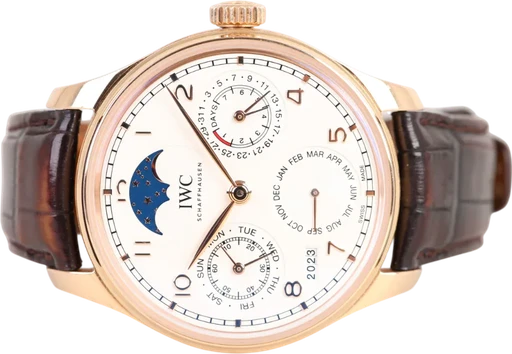 Title: Portuguese Perpetual Calendar
Brand: IWC
Model: Portuguese Perpetual Calendar
Ref: IW503302
Category: Dress
Diameter: 44mm
Functions: Dato, Ugedag, Månefase
Year:
Price: 131999
Condition: 7.0
Dial Color: Hvid
Strap: Læder
Case material: Guld
Gender: Herre
Match: 100.0%
Billedet er ejet af Chrono Collective (501308) Et IWC ur
