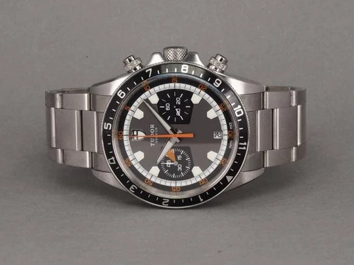 Title: Heritage Chrono 70330N
Brand: Tudor
Model: Heritage Chrono
Ref: 70330N
Category: Racing
Diameter: 42mm
Functions: Kronograf, Dato
Year: 2010
Price: 24000
Condition: undefined
Dial Color: Grå
Strap: Metal
Case material: Stål
Gender: Herre
Match: 100.0%
Billedet er ejet af Chrono (170224) Et Tudor ur