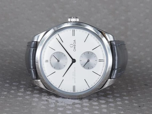 Title: De Ville Tresor Co-Axial - 07/2023
Brand: Omega
Model: De Ville Trésor Co-Axial Master Chronometer Power reserve
Ref: 435.13.40.22.06.001
Category: Dress
Diameter: 40mm
Functions: Dato
Year: 2023
Price: 47000
Condition: undefined
Dial Color: Sølv
Strap: Læder
Case material: Stål
Gender: Herre
Match: 100.0%
Billedet er ejet af Chrono (101330) Et Omega ur