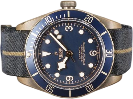 Title: Black Bay Bronze Blue Bucherer edt.
Brand: Tudor
Model: Black Bay Bronze Blue Bucherer Edition
Ref: 79250BB
Category: Dykker
Diameter: 43mm
Functions:
Year: 2017
Price: 29000
Condition: 7.0
Dial Color: Blå
Strap: Stof
Case material: Andet
Gender: Herre
Match: 100.0%
Billedet er ejet af Chrono (101397) Et Tudor ur
