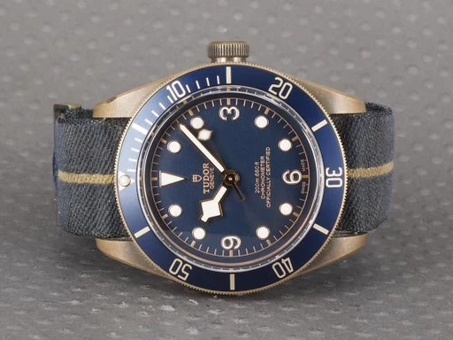 Title: Black Bay Bronze Blue Bucherer edt.
Brand: Tudor
Model: Black Bay Bronze Blue Bucherer Edition
Ref: 79250BB
Category: Dykker
Diameter: 43mm
Functions: 
Year: 2017
Price: 29000
Condition: undefined
Dial Color: Blå
Strap: Stof
Case material: Andet
Gender: Herre
Match: 100.0%
Billedet er ejet af Chrono (101397) Et Tudor ur