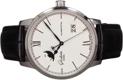 Title: Senator Panorama Date Moon Phase
Brand: Glashütte Original
Model: Senator Excellence Panorama Date Moon Phase
Ref: 1-36-04-01-02-64
Category: Dress
Diameter: 40mm
Functions: Dato, Månefase
Year: 2022
Price: 60000
Condition: 8.0
Dial Color: Hvid
Strap: Læder
Case material: Stål
Gender: Herre
Match: 100.0%
Billedet er ejet af Chrono (459559) Et Glashütte Original ur