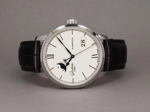 Title: Senator Panorama Date Moon Phase
Brand: Glashütte Original
Model: Senator Excellence Panorama Date Moon Phase
Ref: 1-36-04-01-02-64
Category: Dress
Diameter: 40mm
Functions: Dato, Månefase
Year: 2022
Price: 60000
Condition: 8.0
Dial Color: Hvid
Strap: Læder
Case material: Stål
Gender: Herre
Match: 100.0%
Billedet er ejet af Chrono (459559) Et Glashütte Original ur