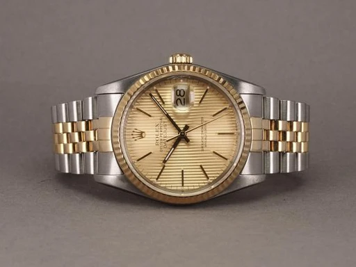 Title: Datejust G/S - on hold
Brand: Rolex
Model: Datejust
Ref: 16233
Category: Dress
Diameter: 36mm
Functions: Dato
Year: 1987
Price: 50000
Condition: undefined
Dial Color: Gul
Strap: Metal
Case material: Stål
Gender: Herre
Match: 100.0%
Billedet er ejet af Chrono (341949) Et Rolex ur
