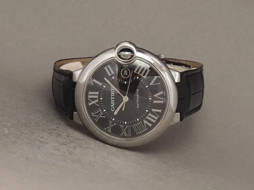 Title: Ballon Bleu  WSBB0003 - 2023 service
Brand: Cartier
Model: Ballon Bleu de Cartier
Ref: WSBB0003
Category: Dress
Diameter: 42mm
Functions: Dato
Year: 2017
Price: 34000
Condition: undefined
Dial Color: Sort
Strap: Læder
Case material: Stål
Gender: Herre
Match: 100.0%
Billedet er ejet af Chrono (139092) Et Cartier ur