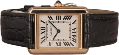 Titel: Tank Solo 18K W5200024
Mærke: Cartier
Model: Tank Solo
Ref.: W5200024
Årgang: 2015
Tilbehør: Boks og Papirer
Stand: 8.0 (Brugt)
Pris: 41.000 kr.
Diameter: 24mm
Funktioner:
Skivefarve: Hvid
Rem: Læder
Kassemateriale: Guld
Kategori: Dress
Køn: Dame
Match: 100.0%
Billedet ejes af Chrono (1186228) Et Cartier ur