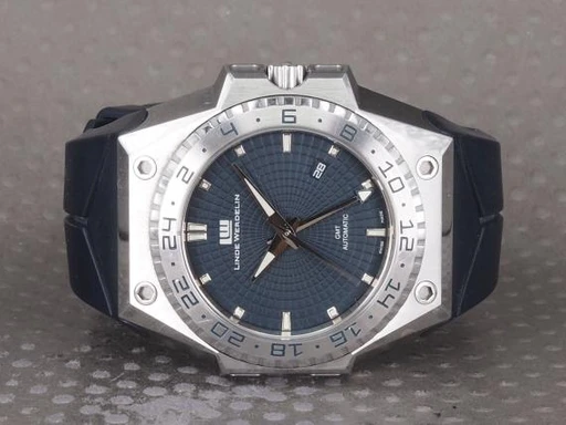 Title: 3 Timer 3TM.CL.MDNT
Brand: Linde Werdelin
Model: 3 Timer Midnight
Ref: 3TM.CL.MDNT
Category: Sport
Diameter: 44mm
Functions: Dato, GMT
Year: 2019
Price: 38000
Condition: undefined
Dial Color: Blå
Strap: Gummi
Case material: Stål
Gender: Herre
Match: 100.0%
Billedet er ejet af Chrono (101354) Et Linde Werdelin ur