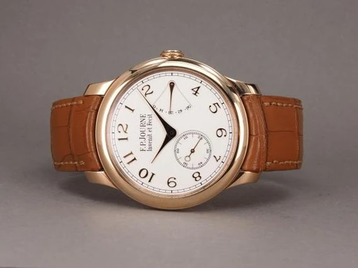 Title: Chronometre Souverain CS - 2021
Brand: F.P. Journe
Model: Chronomètre Souverain
Ref: CS
Category: Dress
Diameter: 40mm
Functions: Dato
Year: 2021
Price: 620000
Condition: 9.0
Dial Color: Hvid
Strap: Læder
Case material: Guld
Gender: Herre
Match: 100.0%
Billedet er ejet af Chrono (508442) Et F.P. Journe ur