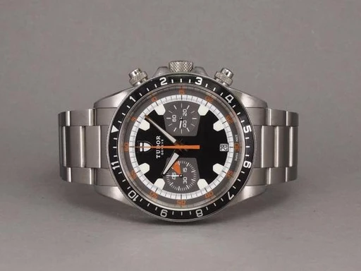 Title: Heritage Chrono 70330N - 8/2023
Brand: Tudor
Model: Heritage Chrono
Ref: 70330N
Category: Racing
Diameter: 42mm
Functions: Kronograf, Dato
Year: 2023
Price: 24000
Condition: undefined
Dial Color: Sort
Strap: Metal
Case material: Stål
Gender: Herre
Match: 100.0%
Billedet er ejet af Chrono (452142) Et Tudor ur