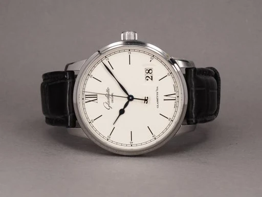 Title: Senator Excellence Panorama Date
Brand: Glashütte Original
Model: Senator Excellence Panorama Date
Ref: 1-36-03-01-02-30
Category: Dress
Diameter: 40mm
Functions: Dato
Year: 2022
Price: 55000
Condition: 8.0
Dial Color: Hvid
Strap: Læder
Case material: Stål
Gender: Herre
Match: 100.0%
Billedet er ejet af Chrono (508447) Et Glashütte Original ur