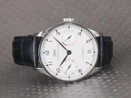 Title: Portugieser 7 Days IW500107
Brand: IWC
Model: Portugieser Automatic 7 days
Ref: IW500107
Category: Dress
Diameter: 42mm
Functions: Dato
Year: 2006
Price: 60000
Condition: undefined
Dial Color: Hvid
Strap: Læder
Case material: Stål
Gender: Herre
Match: 100.0%
Billedet er ejet af Chrono (101356) Et IWC ur
