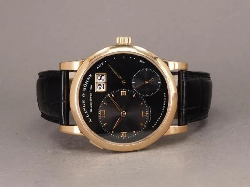 Title: Lange 1 - 18K
Brand: A. Lange & Söhne
Model: Lange 1
Ref: 101.031
Category: Dress
Diameter: 38mm
Functions: Dato, Månefase
Year: 2006
Price: 225000
Condition: undefined
Dial Color: Sort
Strap: Læder
Case material: Guld
Gender: Herre
Match: 100.0%
Billedet er ejet af Chrono (100997) Et A. Lange & Söhne ur
