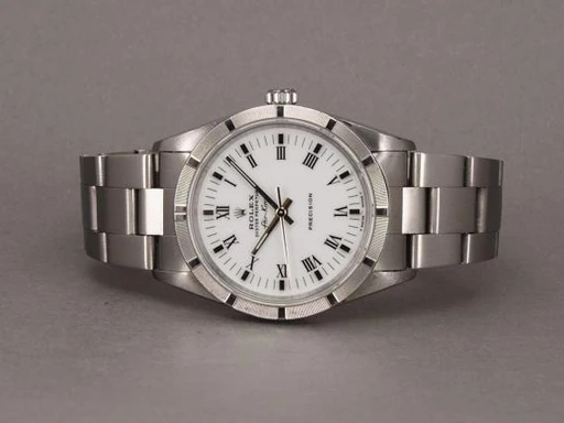 Title: Airking - 14010
Brand: Rolex
Model: Airking
Ref: 14010
Category: Dress
Diameter: 34mm
Functions: 
Year: 1995
Price: 30000
Condition: undefined
Dial Color: Hvid
Strap: Metal
Case material: Stål
Gender: Herre
Match: 100.0%
Billedet er ejet af Chrono (270597) Et Rolex ur