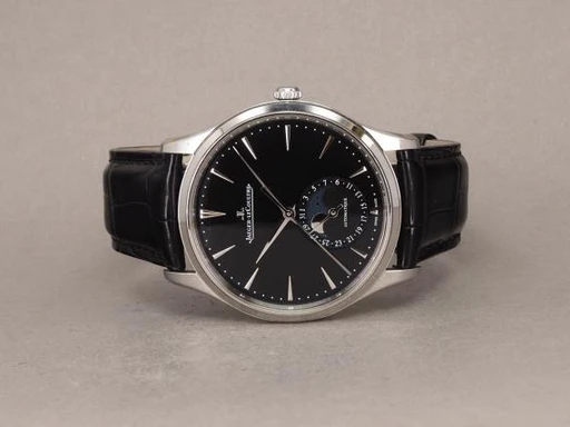 Title: Master Ultra Slim Moon Q1368470
Brand: Jaeger-LeCoultre
Model: Master Ultra Thin Moon
Ref: 109.8.A5.S / Q1368470
Category: Dress
Diameter: 39mm
Functions: Dato, Månefase
Year: 2021
Price: 55000
Condition: undefined
Dial Color: Sort
Strap: Læder
Case material: Stål
Gender: Herre
Match: 100.0%
Billedet er ejet af Chrono (386158) Et Jaeger-LeCoultre ur