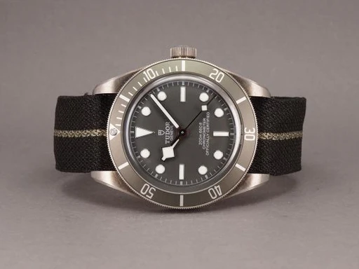 Title: Black Bay Fifty-Eight 79010SG - 12/2022 (New)
Brand: Tudor
Model: Black Bay Fifty-Eight
Ref: M79010SG-0002
Category: Dykker
Diameter: 39mm
Functions: Dato
Year: 2022
Price: 25000
Condition: 8.0
Dial Color: Grå
Strap: Stof
Case material: Andet
Gender: Herre
Match: 100.0%
Billedet er ejet af Chrono (546195) Et Tudor ur