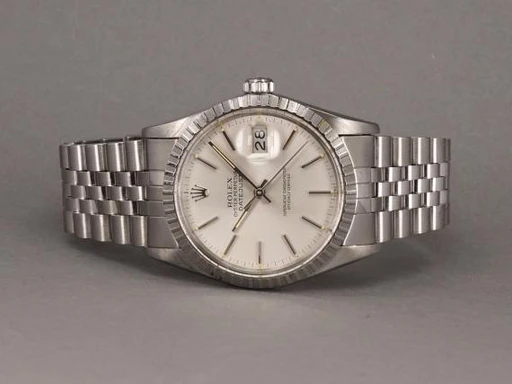 Title: Datejust - 16030
Brand: Rolex
Model: Datejust
Ref: 16030
Category: Dress
Diameter: 36mm
Functions: Dato
Year: 1985
Price: 40000
Condition: undefined
Dial Color: Sølv
Strap: Metal
Case material: Stål
Gender: Herre
Match: 100.0%
Billedet er ejet af Chrono (431500) Et Rolex ur