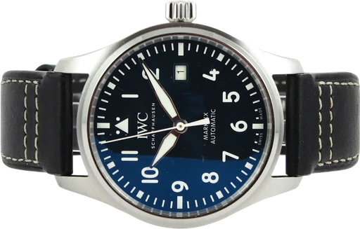 Titel: Mark XX IW328203 (Nyhed)
Mærke: IWC
Model: Mark XX
Ref.: IW328203
Årgang: 2025
Tilbehør: Boks og Papirer
Stand: 9.0 (Brugt)
Pris: 28.990 kr.
Diameter: 40mm
Funktioner: Dato
Skivefarve: Blå
Rem: Læder
Kassemateriale: Stål
Kategori: Pilot
Køn: Herre
Match: 100.0%
Billedet ejes af Dreamwatch (1127370) Et IWC ur