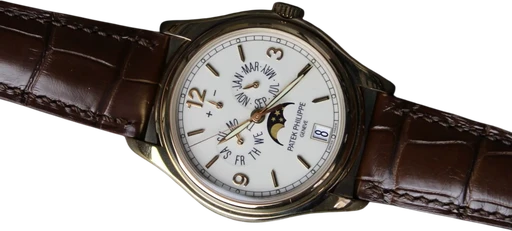 Title: Annual Calendar Ref. 5146J
Brand: Patek Philippe
Model: Annual Calendar Ref. 5146J
Ref: 5146J-001
Category: Dress
Diameter: 39mm
Functions: Dato, Ugedag, Månefase
Year: 2005
Price:
Condition:
Dial Color: Hvid
Strap: Læder
Case material: Guld
Gender: Herre
Match: 100.0%
Billedet er ejet af ETP Watches (155462) Et Patek Philippe ur