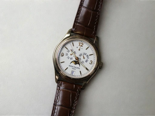 Title: Annual Calendar Ref. 5146J
Brand: Patek Philippe
Model: Annual Calendar Ref. 5146J
Ref: 5146J-001
Category: Dress
Diameter: 39mm
Functions: Dato, Ugedag, Månefase
Year: 2005
Price: null
Condition: undefined
Dial Color: Hvid
Strap: Læder
Case material: Guld
Gender: Herre
Match: 100.0%
Billedet er ejet af ETP Watches (155462) Et Patek Philippe ur
