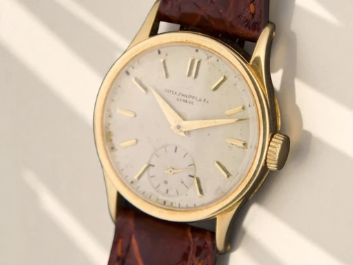 Title: Calatrava Ref. 96 “The Classic”
Brand: Patek Philippe
Model: Calatrava
Ref: 96
Category: Dress
Diameter: 31mm
Functions: Dato
Year: 1935
Price: 65000
Condition: undefined
Dial Color: Hvid
Strap: Læder
Case material: Guld
Gender: Herre
Match: 100.0%
Billedet er ejet af ETP Watches (155482) Et Patek Philippe ur