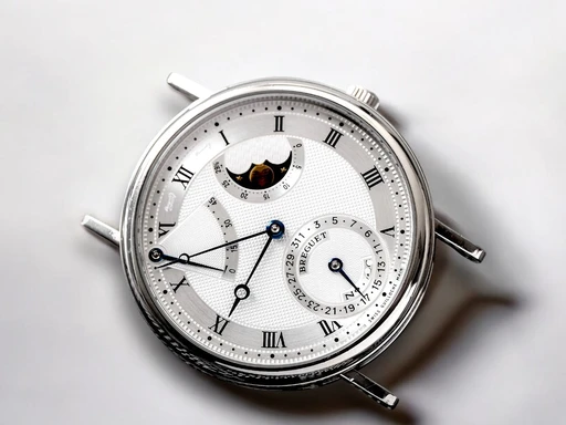 Title: Classique Moonphase Power Reserve Ref. 3137
Brand: Breguet
Model: Classique Moonphase Power Reserve Ref. 3137
Ref: 3137
Category: Dress
Diameter: 36mm
Functions: Månefase, Dato, Dato
Year: null
Price: null
Condition: undefined
Dial Color: Sølv
Strap: Andet
Case material: Guld
Gender: Herre
Match: 100.0%
Billedet er ejet af ETP Watches (155456) Et Breguet ur