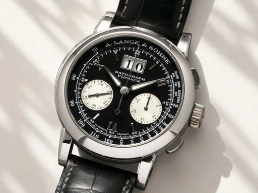 Title: Datograph Flyback Ref. 430.035
Brand: A. Lange & Söhne
Model: Datograph Flyback
Ref: 430.035
Category: Dress
Diameter: nullmm
Functions: Kronograf, Dato
Year: null
Price: null
Condition: undefined
Dial Color: Sort
Strap: Læder
Case material: Stål
Gender: Herre
Match: 100.0%
Billedet er ejet af ETP Watches (155464) Et A. Lange & Söhne ur
