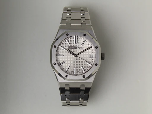 Title: Royal Oak 50th Anniversary Ref. 15510St.OO.1320St.03
Brand: Audemars Piguet
Model: Royal Oak 50th Anniversary
Ref: 15510ST.OO.1320ST.03
Category: Dress
Diameter: 41mm
Functions: Dato
Year: 2022
Price: 306268
Condition: undefined
Dial Color: Sølv
Strap: Metal
Case material: Stål
Gender: Herre
Match: 100.0%
Billedet er ejet af ETP Watches (267238) Et Audemars Piguet ur